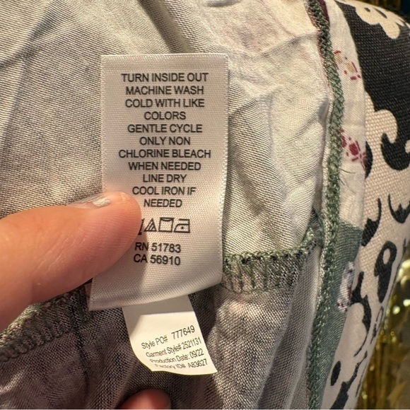 Maurices * EUC 24/7 Maroon and White Patterned Tank Top Tee EUC Medium M Floral - Picture 8 of 8